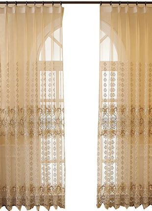 Transparentes Wohnzimmer mit goldener Stickerei