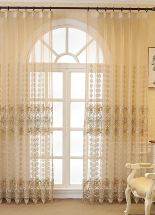 Transparentes Wohnzimmer mit goldener Stickerei