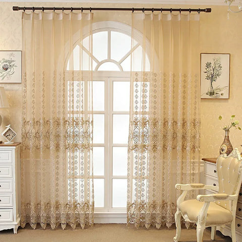 Transparentes Wohnzimmer mit goldener Stickerei