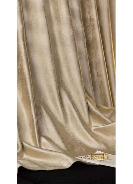 Eleganter goldbeiger Vorhang