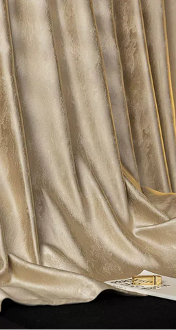 Eleganter goldbeiger Vorhang