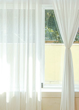 Transparente Vorhänge für das Wohnzimmer mit geschwungenen Mustern