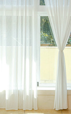 Transparente Vorhänge für das Wohnzimmer mit geschwungenen Mustern