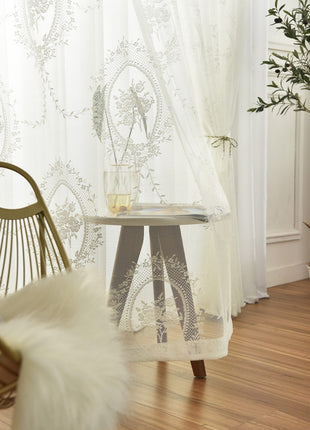 Durchsichtiges Schlafzimmer mit besticktem Blumenmuster