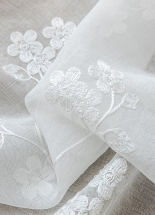 Transparente, bestickte Blumenspitze im klassischen, raffinierten Stil