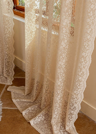 Luxuriöses, besticktes, transparentes Vintage-Wohnzimmer in Weiß