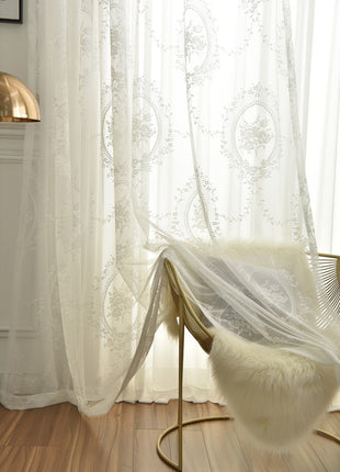 Durchsichtiges Schlafzimmer mit besticktem Blumenmuster