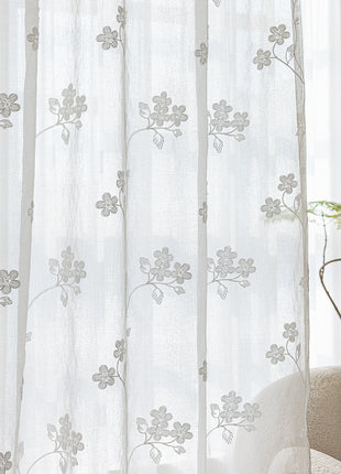 Transparente, bestickte Blumenspitze im klassischen, raffinierten Stil