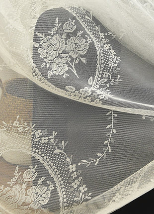 Durchsichtiges Schlafzimmer mit besticktem Blumenmuster