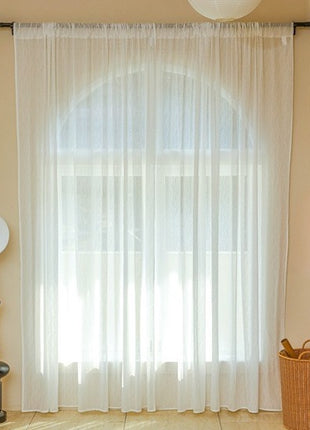 Transparente Vorhänge für das Wohnzimmer mit geschwungenen Mustern