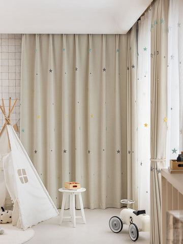 Weißer Vorhang für Kinderzimmer mit Sternenmuster
