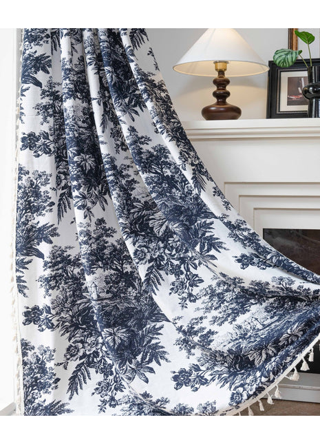 Grauer, bedruckter, durchsichtiger Vorhang im Toile-de-Jouy-Stil
