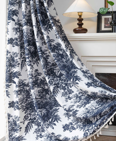 Grauer, bedruckter, durchsichtiger Vorhang im Toile-de-Jouy-Stil