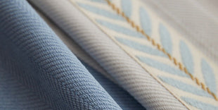 Blauer und weißer Vorhang