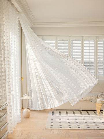 Romantisches, transparentes Wohnzimmer mit weißem Muster