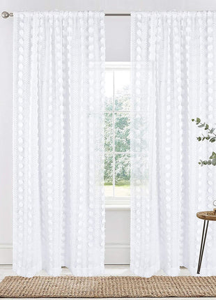 Romantisches, transparentes Wohnzimmer mit weißem Muster