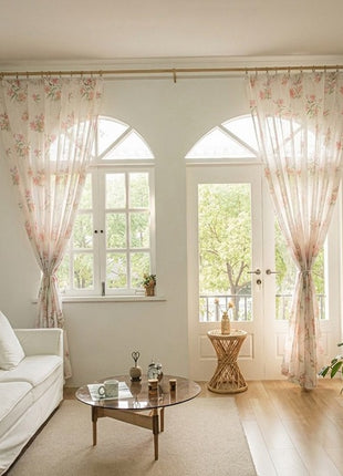 Pastellfarbener Blumenvorhang auf weißem Hintergrund, schicker Landhausstil