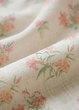 Pastellfarbener Blumenvorhang auf weißem Hintergrund, schicker Landhausstil