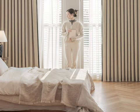 Verdunkelungsvorhang für das Wohnzimmer aus dickem, strukturiertem Stoff