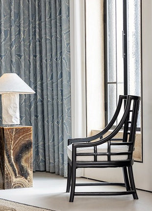 Blauer Vorhang mit goldenem Holzmuster für Wohnzimmer
