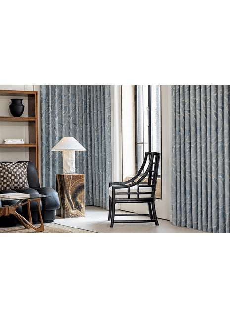 Blauer Vorhang mit goldenem Holzmuster für Wohnzimmer