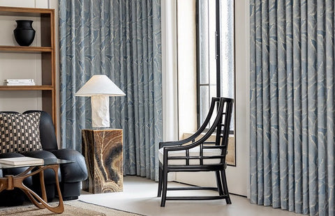 Blauer Vorhang mit goldenem Holzmuster für Wohnzimmer