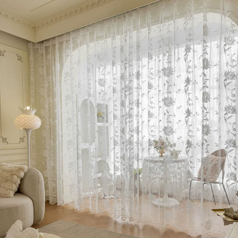 Weißer Schleier mit beigefarbenen Blumen im romantischen Stil für das Schlafzimmer