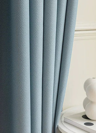 Blauer Vorhang mit dickem Chevronmuster