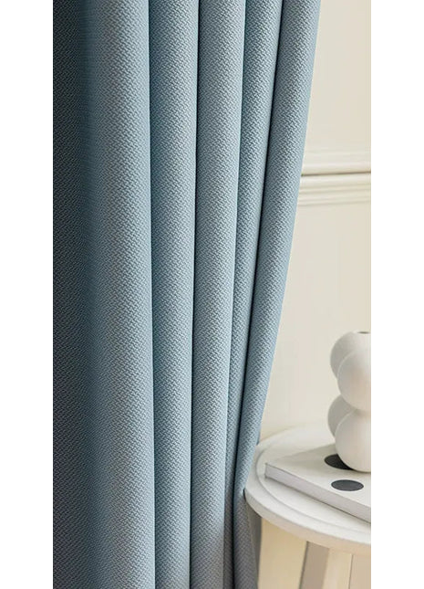 Blauer Vorhang mit dickem Chevronmuster