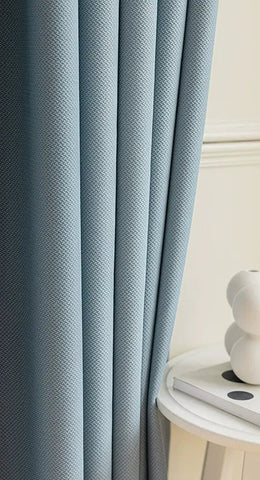 Blauer Vorhang mit dickem Chevronmuster