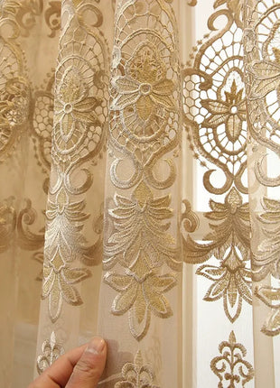 Transparentes Wohnzimmer mit goldener Stickerei