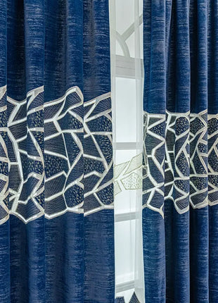Doppelte Vorhänge mit geometrischem Muster