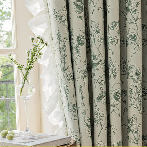 Weißer und grüner Vorhang