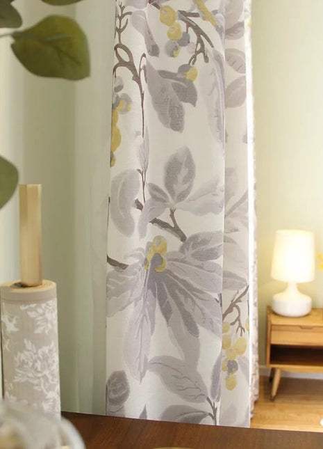 Weißer Vorhang mit grau-gelbem Blumenmuster