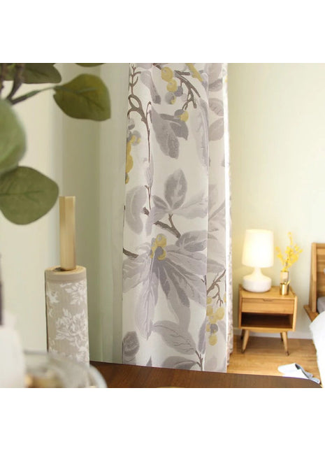 Weißer Vorhang mit grau-gelbem Blumenmuster