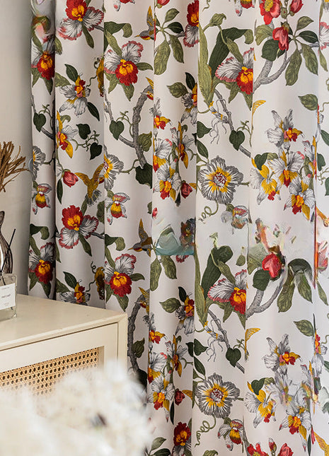 Weißer Vorhang mit bunten Mustern