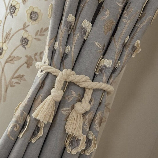 Doppelt verdunkelnde Vorhänge mit gestickten Blumen auf Leinen