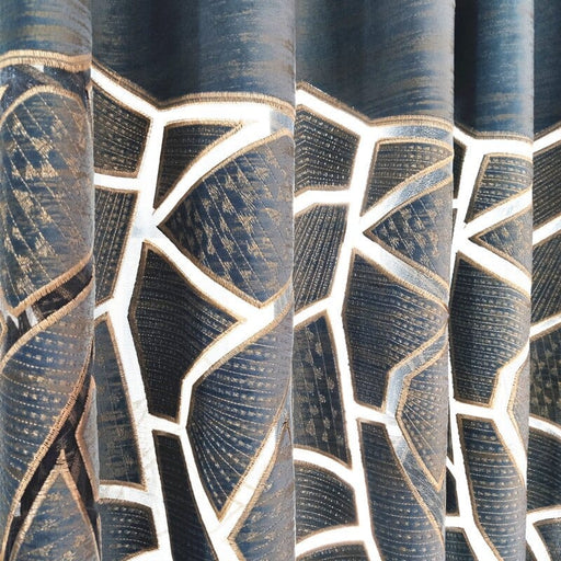 Doppelvorhänge mit geometrischem Muster