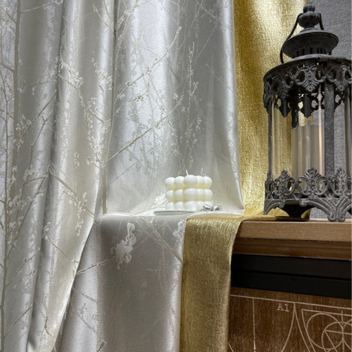 Silberner und goldener Vorhang