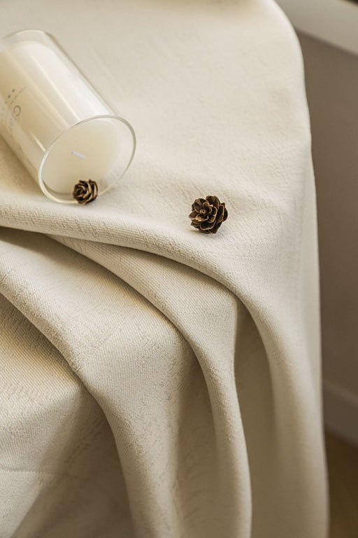 Dicker beigefarbener Vorhang