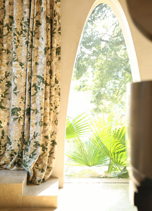 Beigefarbener Vorhang mit Blumenmuster