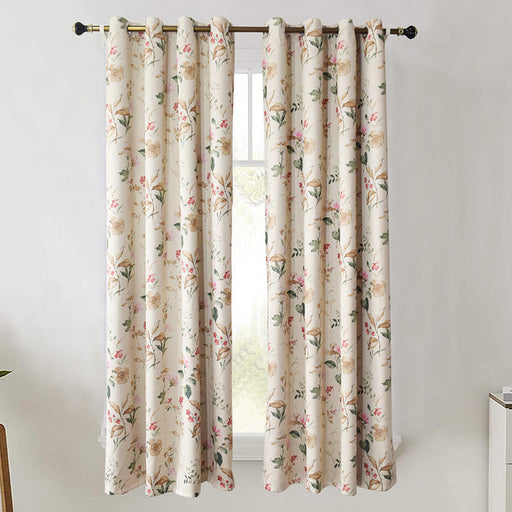 Weißer Vorhang mit Blumenmuster