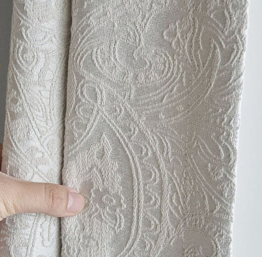 Weißer Vorhang mit Muster