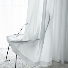 Transparenter weißer Vorhang