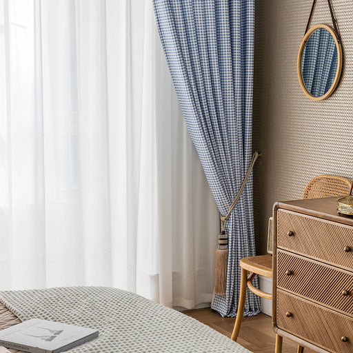blau-weiß karierter Vorhang