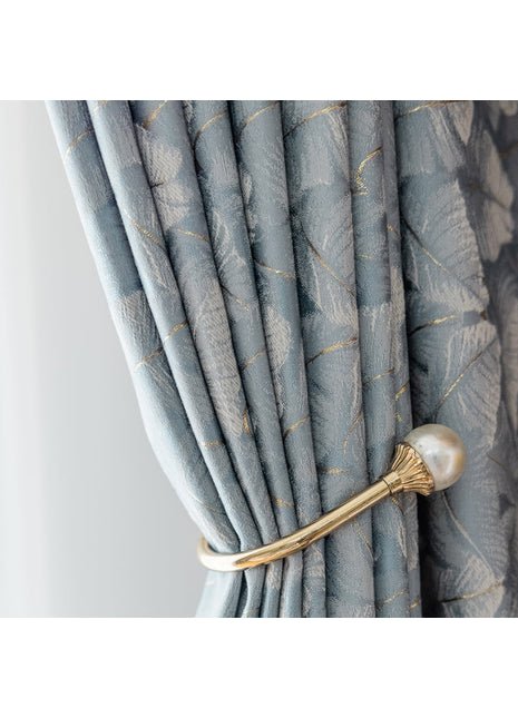 Blauer Vorhang mit goldenen Streifen