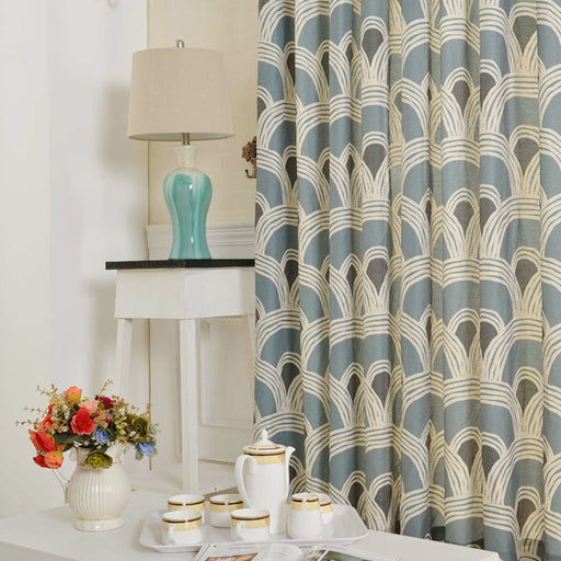 Blauer Vorhang mit abgerundetem Muster