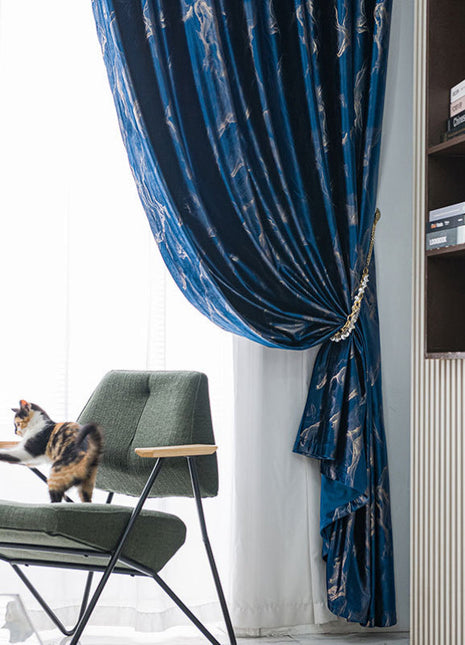 Pfauenblauer Vorhang