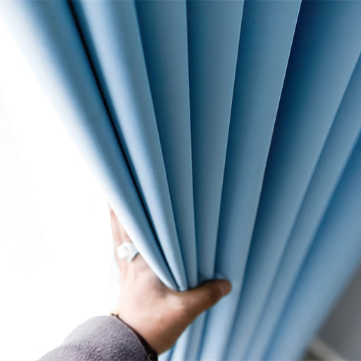 Pastellblauer Vorhang