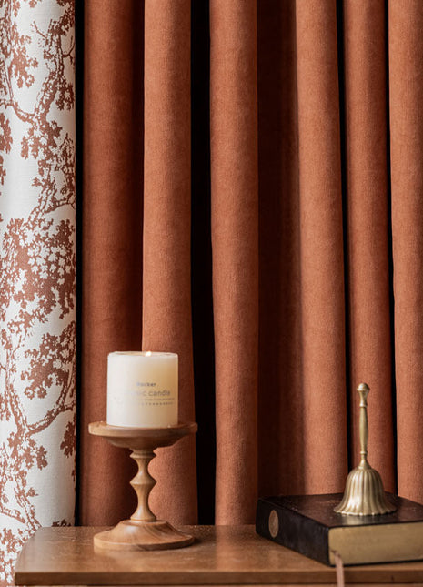 Orangefarbener Schlafzimmervorhang